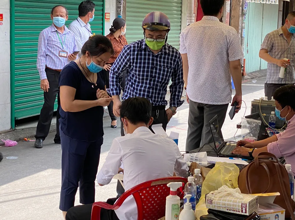 Trường hợp nghi ngờ ở quận Phú Nhuận âm tính với SARS-CoV-2 ảnh 1
