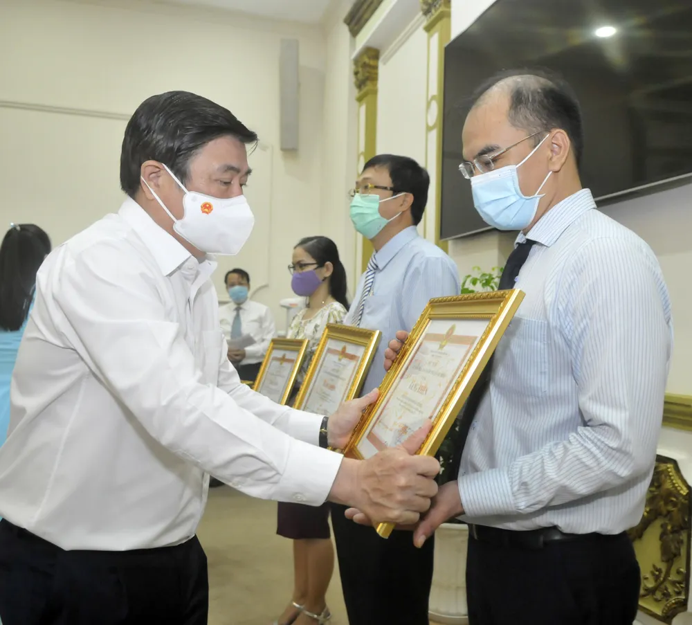 Tổ chức giãn cách mật độ mua sắm tại trung tâm thương mại, chợ đêm, chợ truyền thống, chợ đầu mối ảnh 3