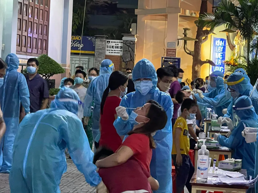 Xuyên đêm lấy mẫu xét nghiệm những người liên quan đến ổ dịch tại Hội thánh truyền giáo Phục Hưng ảnh 1