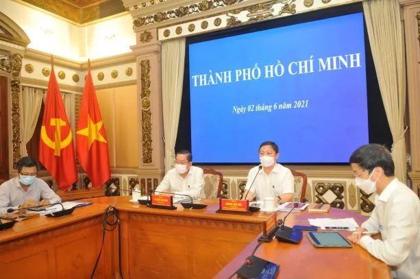 Phó thủ tướng Vũ Đức Đam: TPHCM cần áp dụng robot tự động gọi điện hỏi thăm sức khỏe người dân ảnh 1