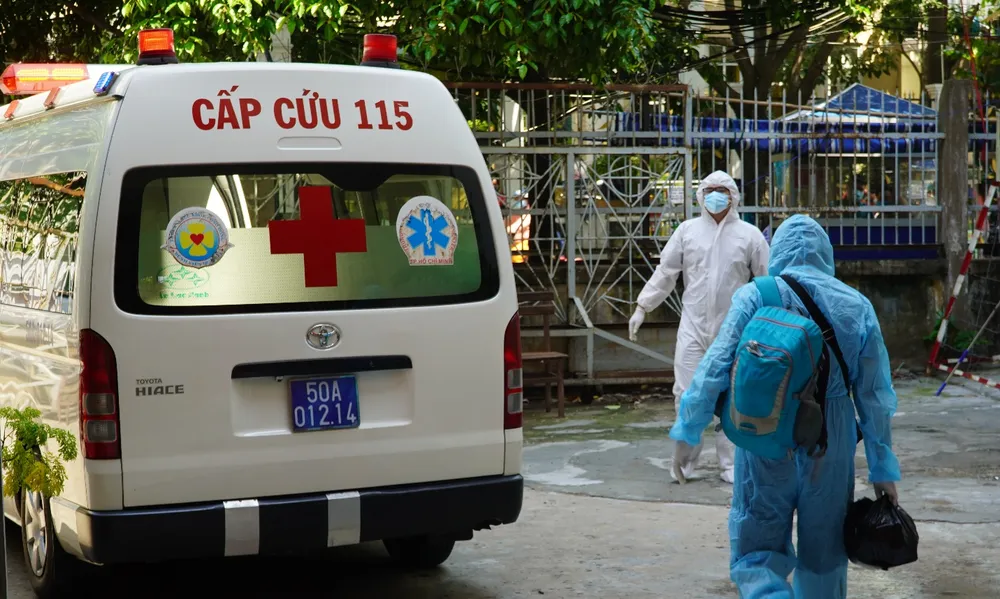 Một ca nghi mắc đang được đưa đi cách ly tập trung
