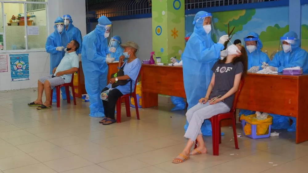 Người dân phường 3, quận Tân Bình lấy mẫu xét nghiệm