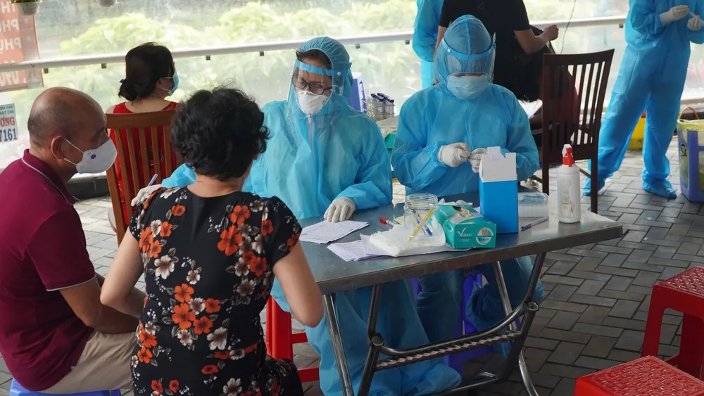 Nhà Bè phát hiện một ca mắc Covid-19, phong tỏa tạm thời block E chung cư Phú Hoàng Anh ảnh 1