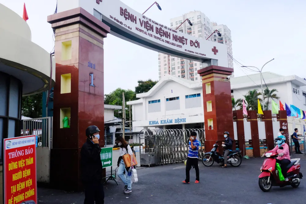 Đến trưa 13-6, thêm 31 nhân viên Bệnh viện Bệnh Nhiệt đới TPHCM mắc Covid-19 ảnh 1