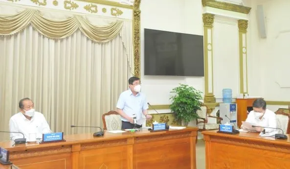 Chủ tịch UBND TPHCM Nguyễn Thành Phong phát biểu tại cuộc họp. Ảnh: CAO THĂNG