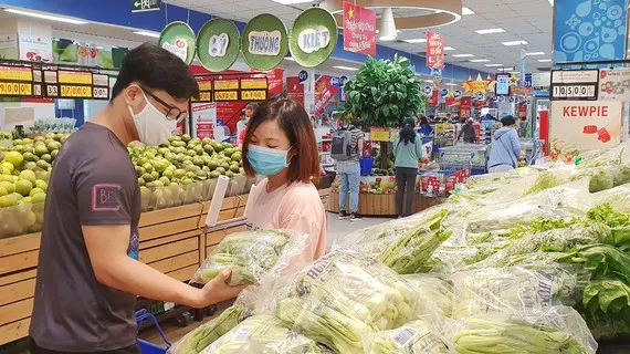 Người dân mua lương thực tại một siêu thị