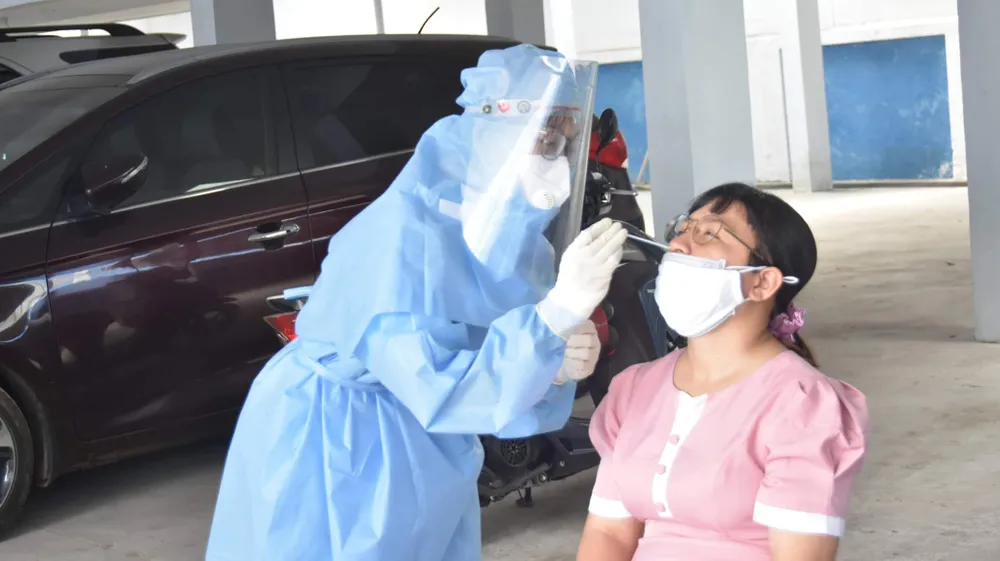 Bộ Y tế kiểm tra công tác lấy mẫu xét nghiệm tại quận Bình Thạnh ảnh 1