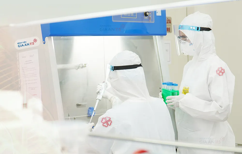 Nhân viên y tế xét nghiệm SARS-CoV-2 tại Bệnh viện Gia An 115