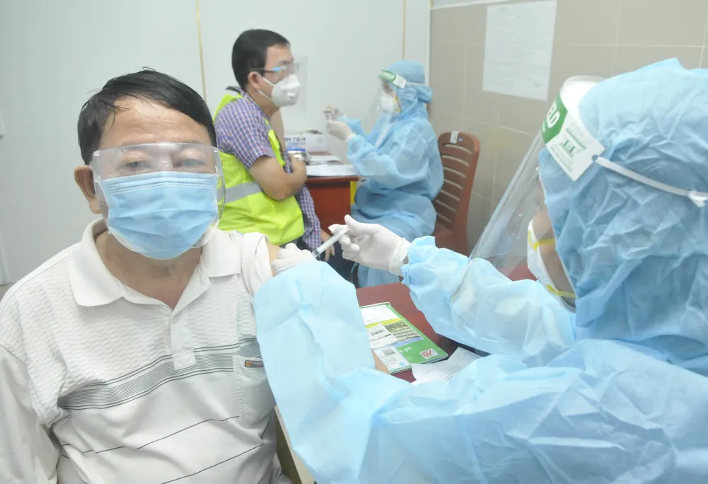 TPHCM bắt đầu tiêm chủng vaccine Covid-19 đợt 5 cho đối tượng ưu tiên ảnh 3