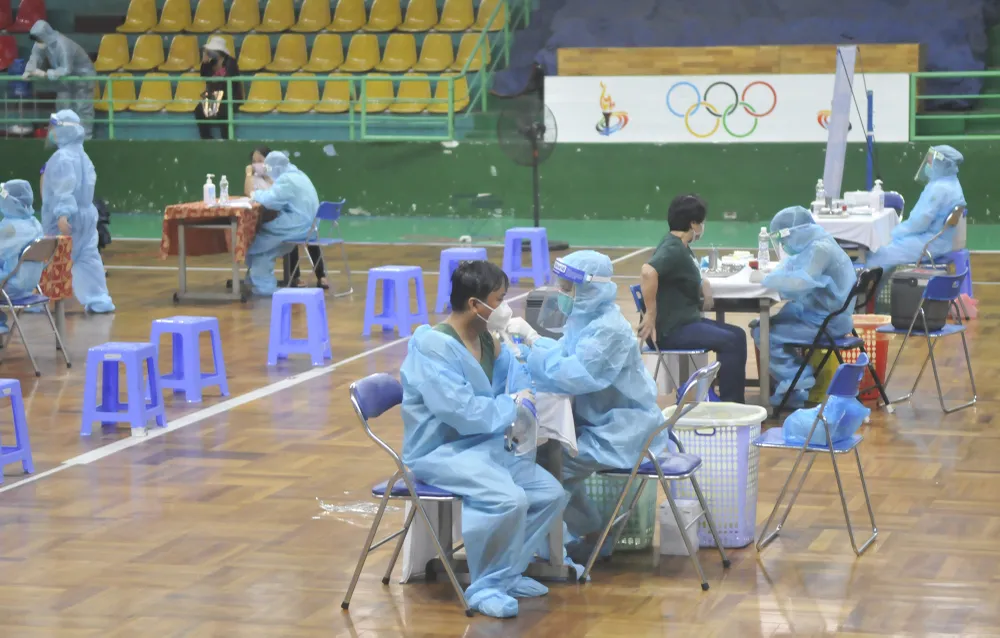 TPHCM bắt đầu tiêm chủng vaccine Covid-19 đợt 5 cho đối tượng ưu tiên ảnh 2