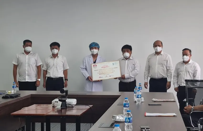 Chương trình “Cùng Tuổi Trẻ chống dịch Covid-19” trao tặng thiết bị y tế cho Bệnh viện điều trị Covid-19 An Bình ảnh 1