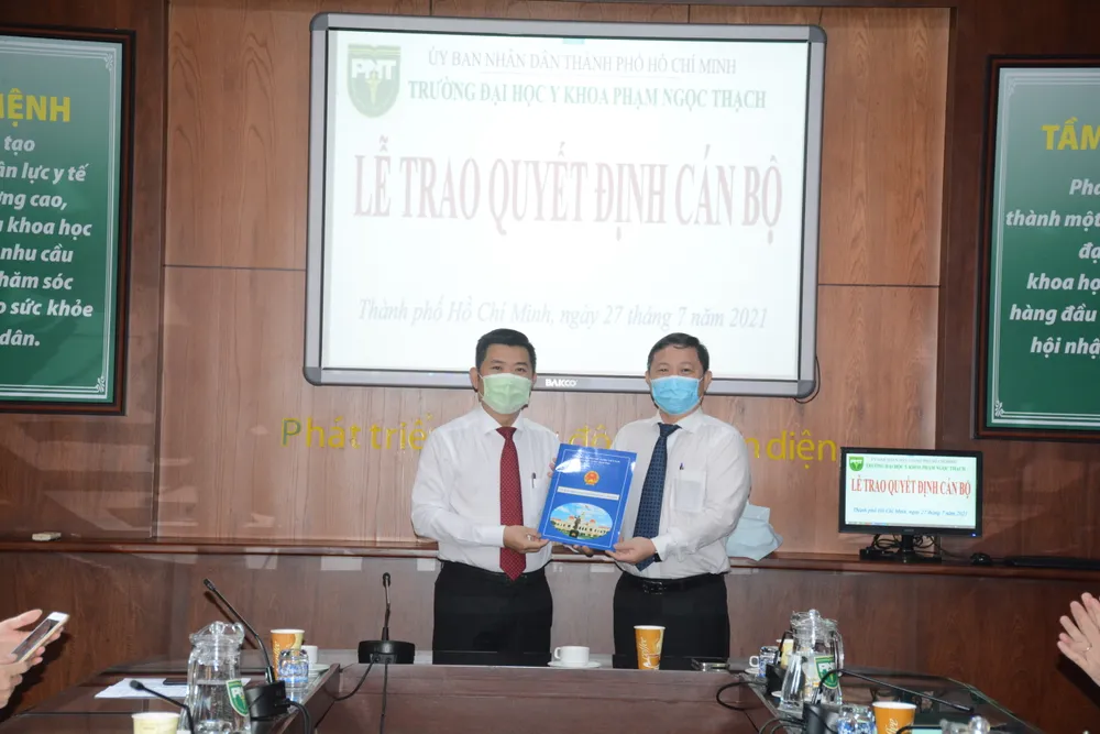 Phó Chủ tịch UBND TPHCM Dương Anh Đức trao Quyết định công nhận Hiệu trưởng Trường Đại học Y khoa Phạm Ngọc Thạch ảnh 1