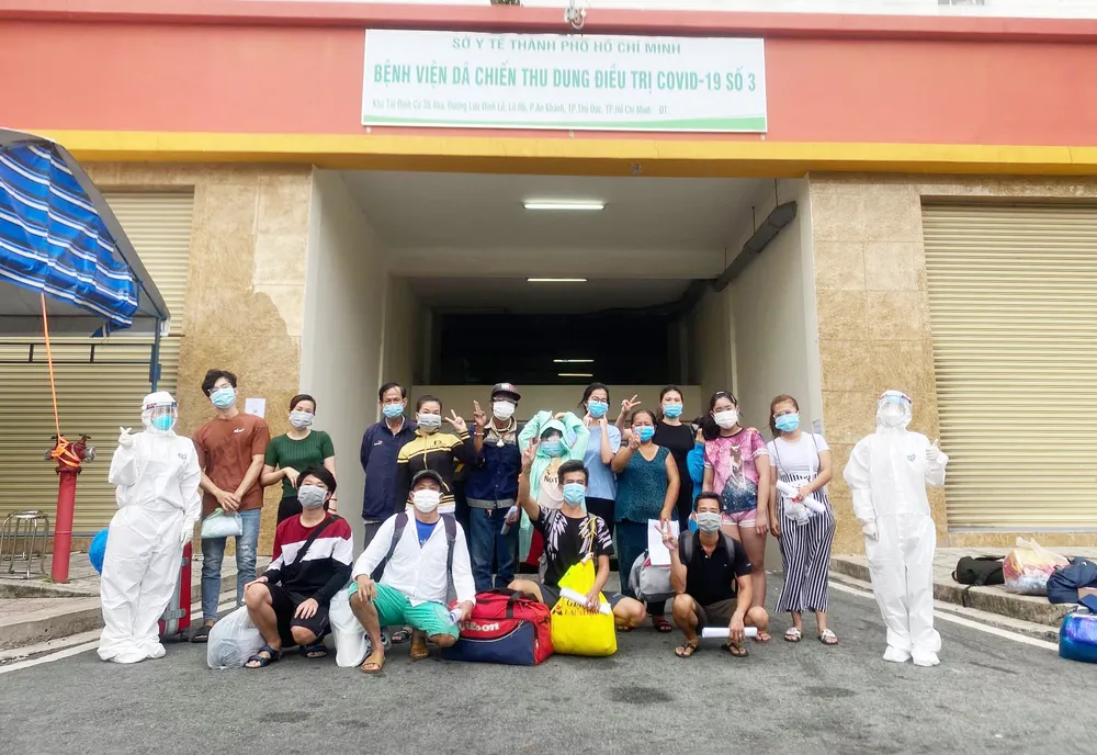Các bệnh nhân mắc Covid-19 điều trị tại Bệnh viện dã chiến thu dung và điều trị Covid-19 số 3  xuất viện