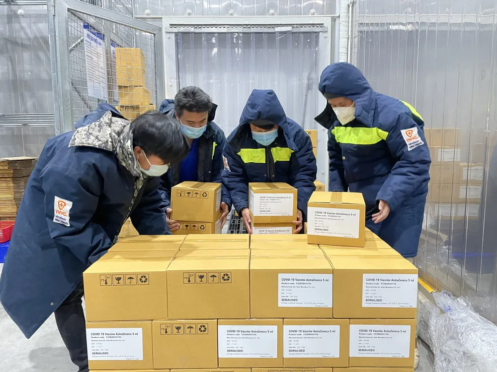 Nhân viên VNVC vận chuyển vaccine vào bảo quản 