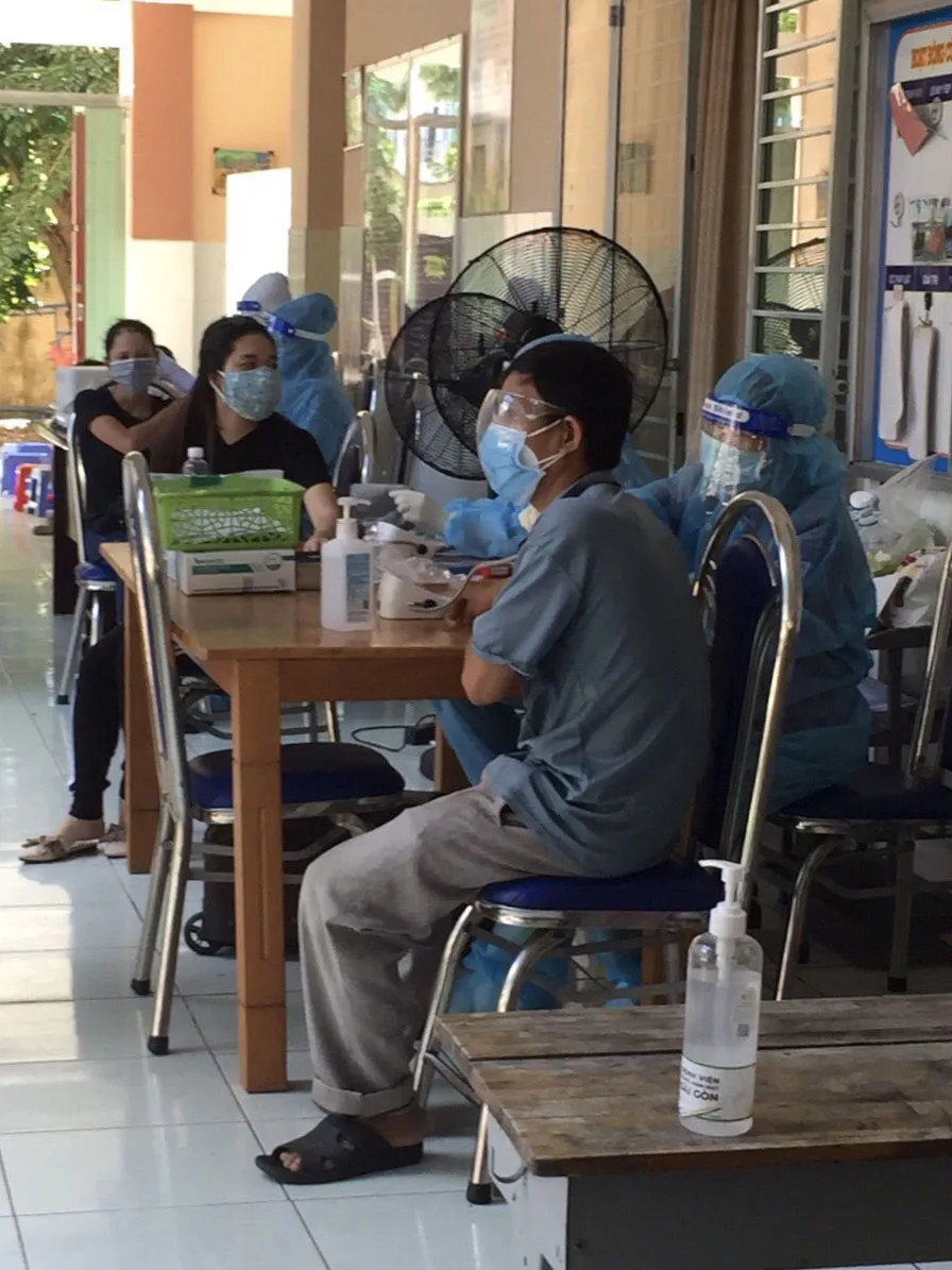 TPHCM: Gần 93.000 người được tiêm vaccine trong ngày, trao nhiều “túi thuốc cùng F0 chiến thắng Covid-19“ ảnh 1