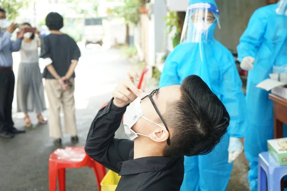 Thứ trưởng Nguyễn Trường Sơn hướng dẫn người dân tự làm xét nghiệm Covid-19 ảnh 1