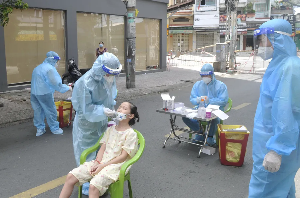 TPHCM: Đến trưa 25-8, tất cả người dân vùng đỏ, cam phải được xét nghiệm ảnh 2