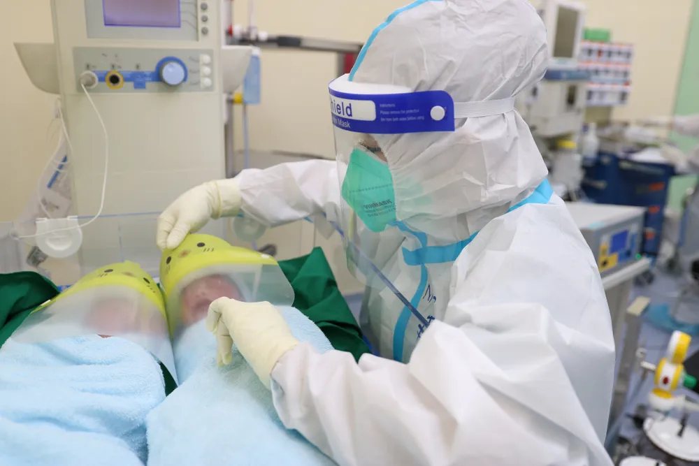 Mổ lấy thai thành công cho sản phụ mắc Covid-19 mang song thai ảnh 1