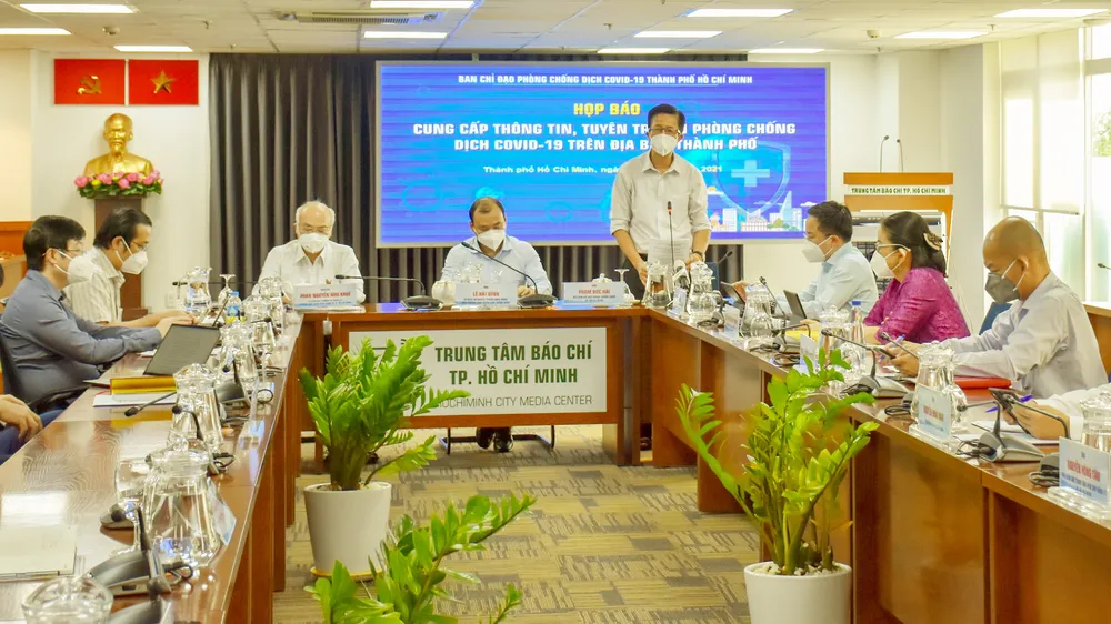 Đồng chí Phạm Đức Hải, Phó Ban Chỉ đạo phòng chống dịch Covid-19 TPHCM thông tin tại buổi họp báo
