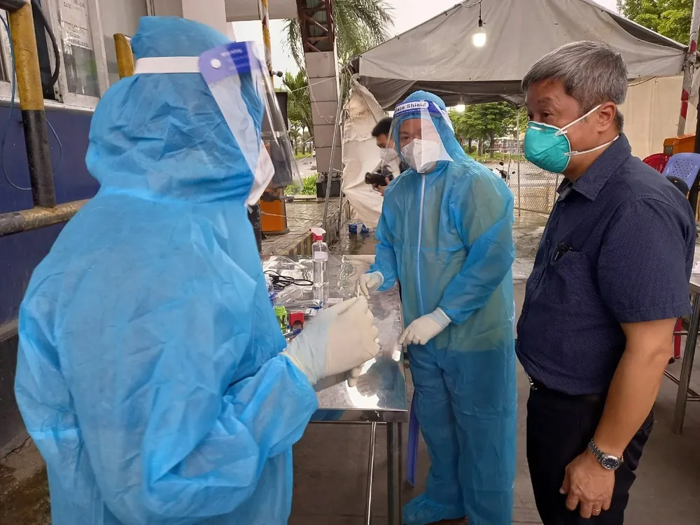 TPHCM: Có hơn 140.000 bệnh nhân khỏi bệnh, lãnh đạo Bộ Y tế kiểm tra chợ đầu mối Bình Điền ảnh 2