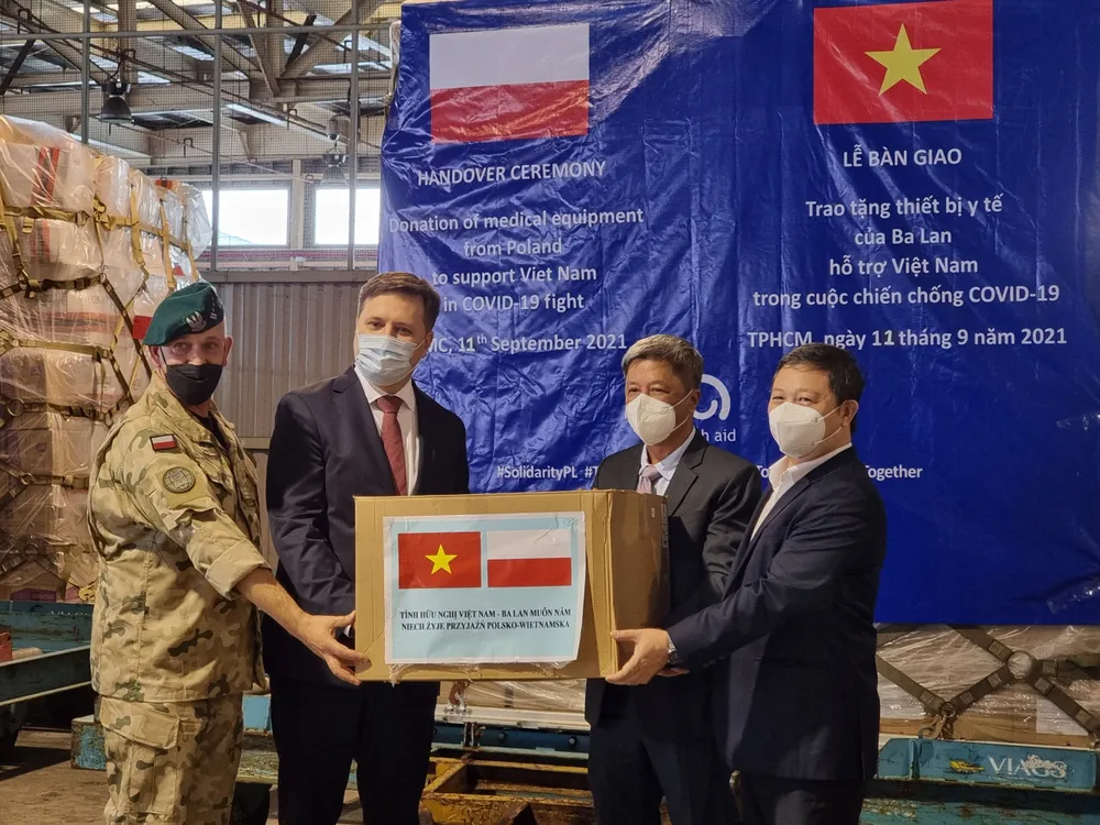 Thứ trưởng Bộ Y tế Nguyễn Trường Sơn và Phó Chủ tịch UBND TPHCM Dương Anh Đức tiếp nhận trang thiết bị y tế từ Chính phủ Ba Lan