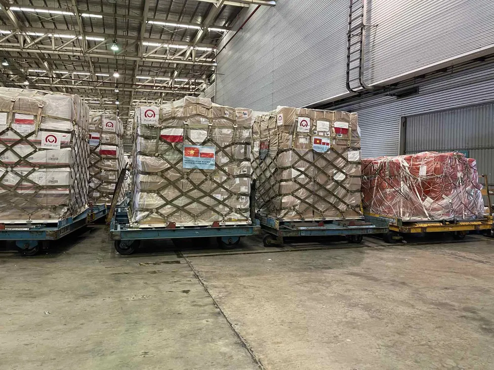 Việt Nam tiếp nhận gần 8 tấn thiết bị y tế do Ba Lan viện trợ  ảnh 1