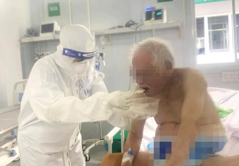 Điều dưỡng của Trung tâm hồi sức người bệnh Covid 19 Việt Đức chăm sóc cụ T..  ​