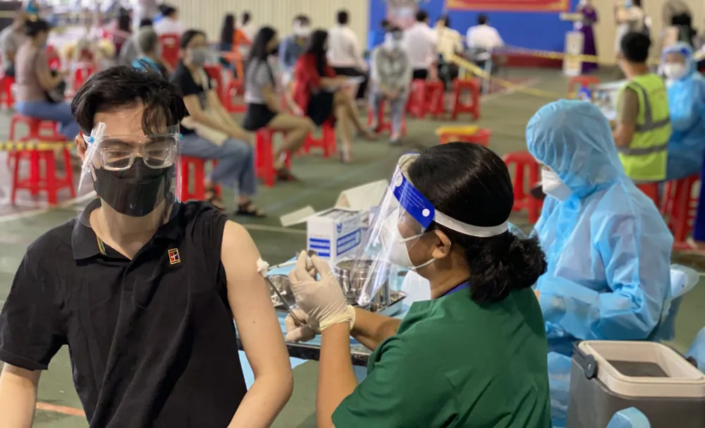 Tiêm vaccine phòng Covid-19 tại điểm tiêm quận 1 sáng 19-9. Ảnh: CAO THĂNG