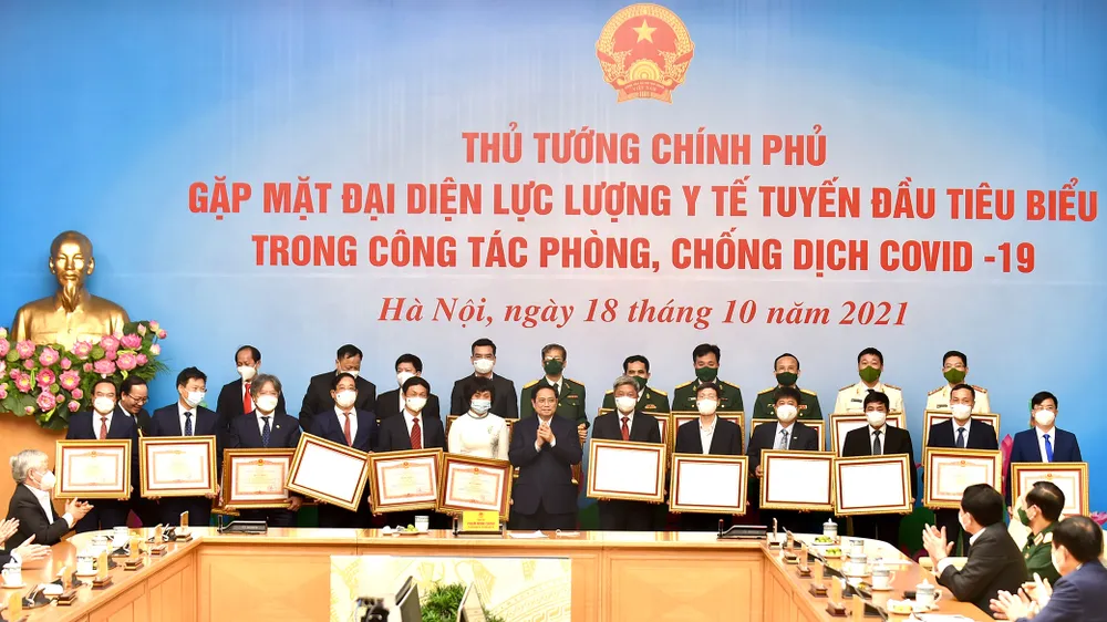 Thủ tướng Chính phủ gặp mặt, biểu dương đại diện lực lượng y tế tuyến đầu chống dịch ảnh 5