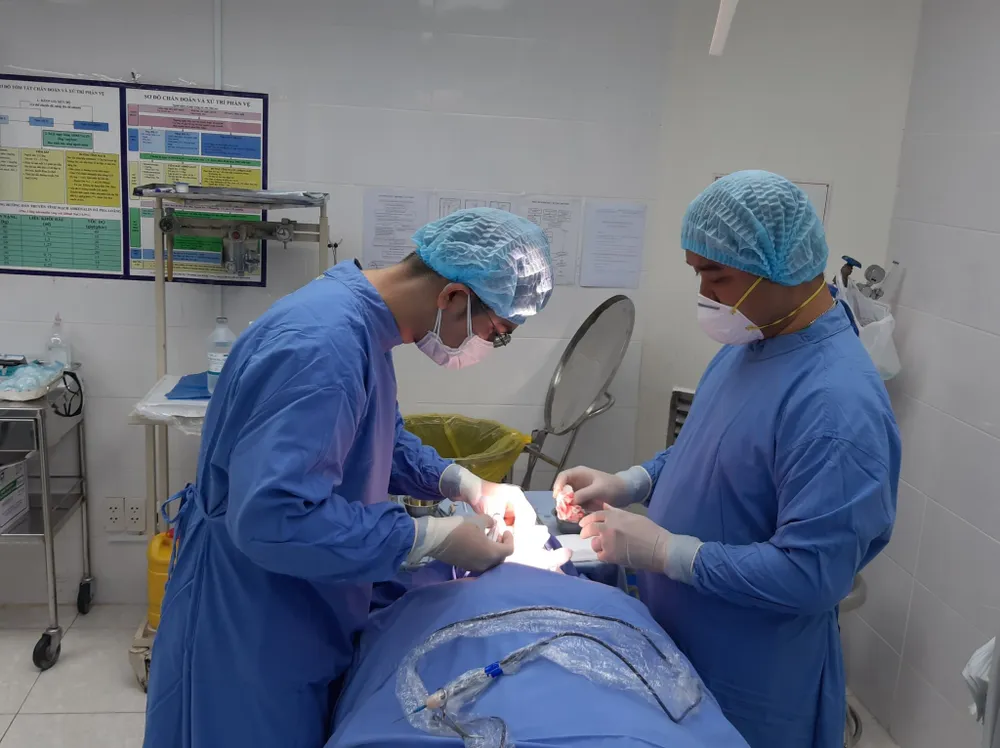 Các bác sĩ đang tiến hành phẫu thuật cho bệnh nhân