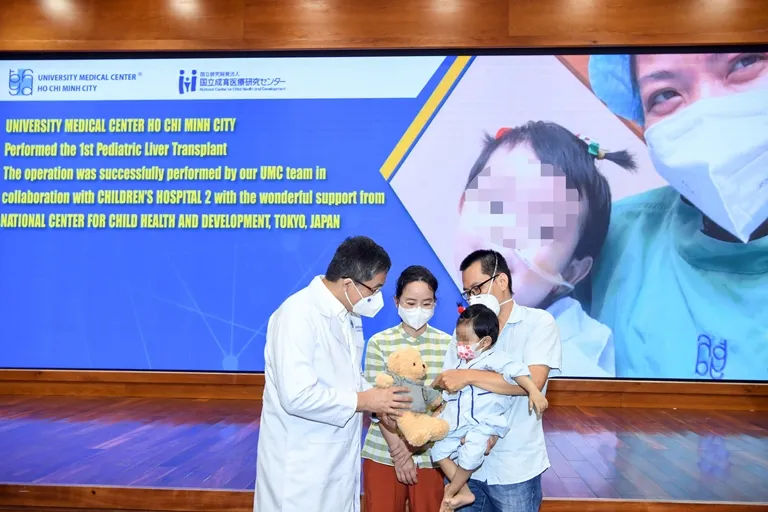 Bệnh nhi 2 tuổi được ghép gan thành công từ lá gan của người cha  ảnh 1