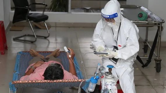 Bệnh nhân mắc Covid-19 đang được điều trị. Ảnh: HOÀNG HÙNG