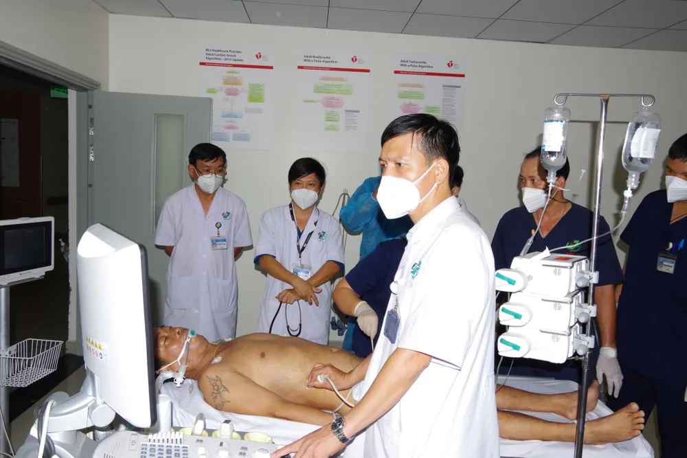 Cấp cứu bệnh nhân bị viêm phổi từ đảo Trường Sa về đất liền ảnh 1