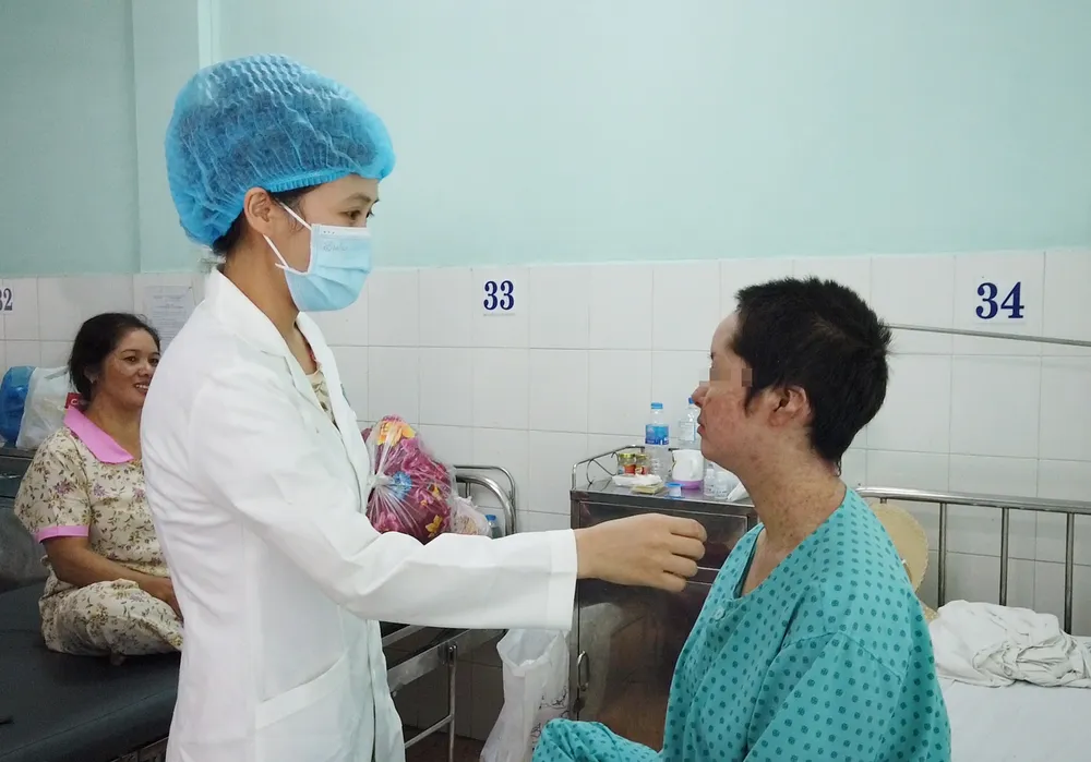 Bác sĩ đang thăm khám cho bệnh nhân