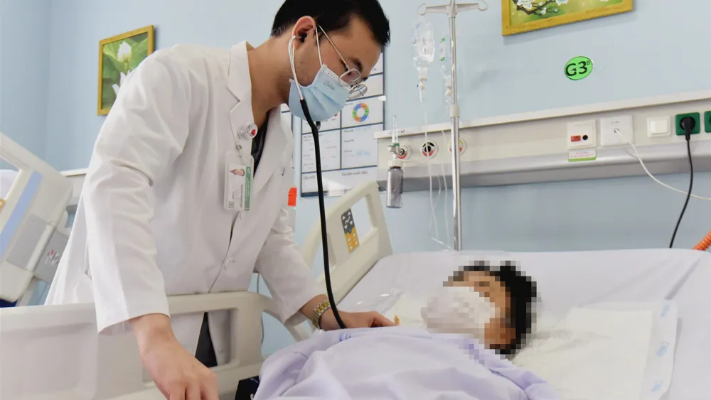 Bác sĩ đang thăm khám cho bệnh nhân