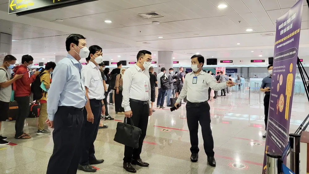 Đoàn kiểm tra công tác tuyên truyền phòng chống bệnh đậu mùa khỉ tại Cảng hàng không quốc tế Tân Sơn Nhất