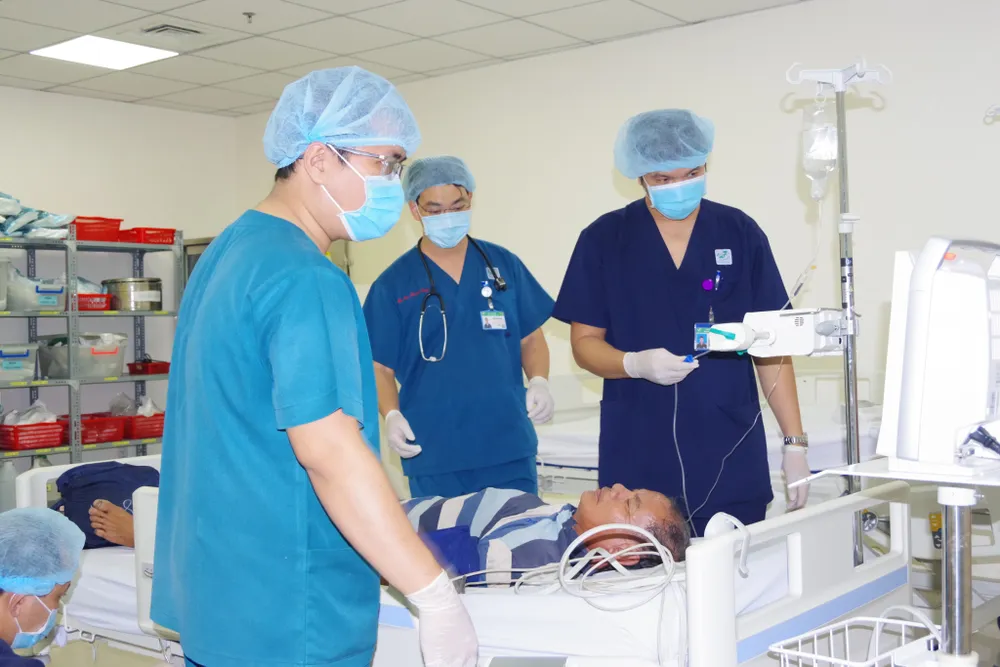 Đưa bệnh nhân từ Trường Sa về đất liền điều trị bằng trực thăng ảnh 1