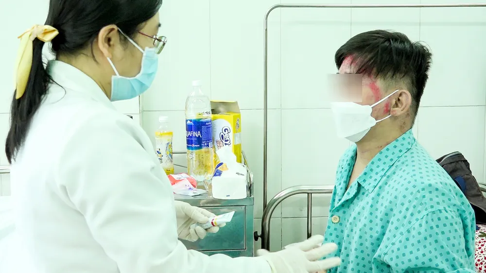 Bác sĩ đang thăm khám cho bệnh nhân