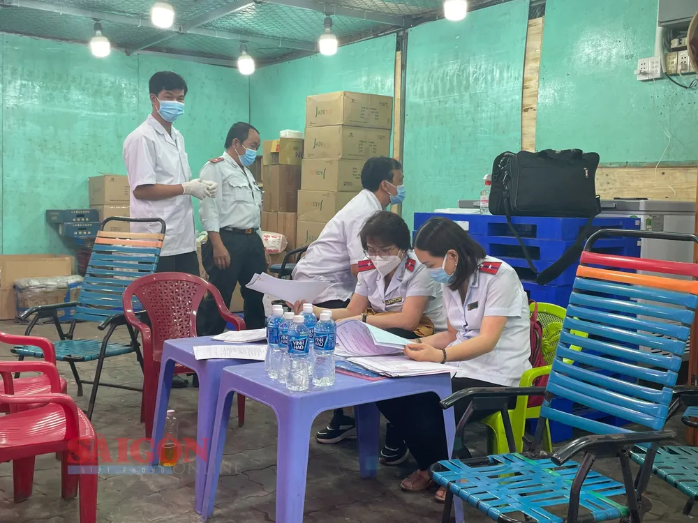 Đoàn công tác kiểm tra nguồn gốc xuất xứ trái cây nhập khẩu tại Chợ đầu mối nông sản Thủ Đức