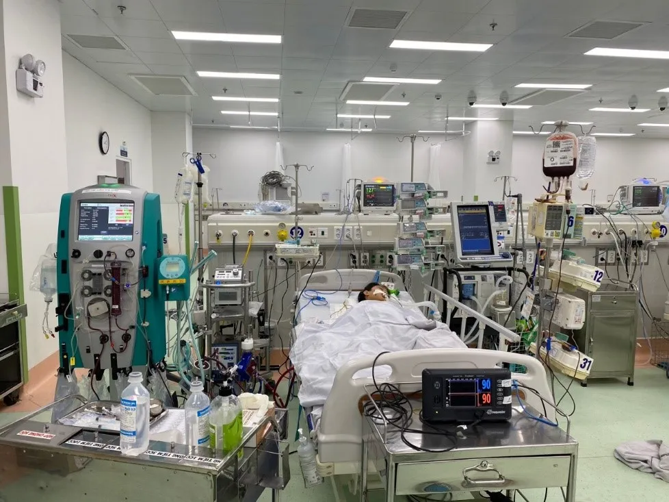 Bệnh nhi đang điều trị bằng kỹ thuật ECMO
