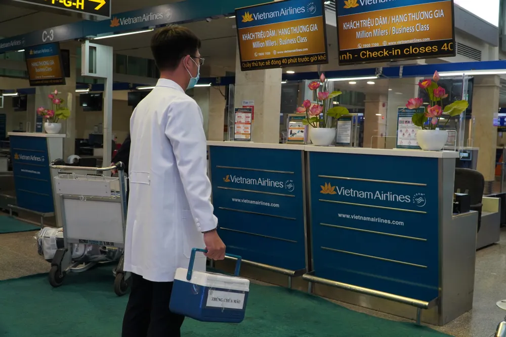 Nhân viên y tế vận chuyển tạng hiến ra Hà Nội để ghép cho người bệnh