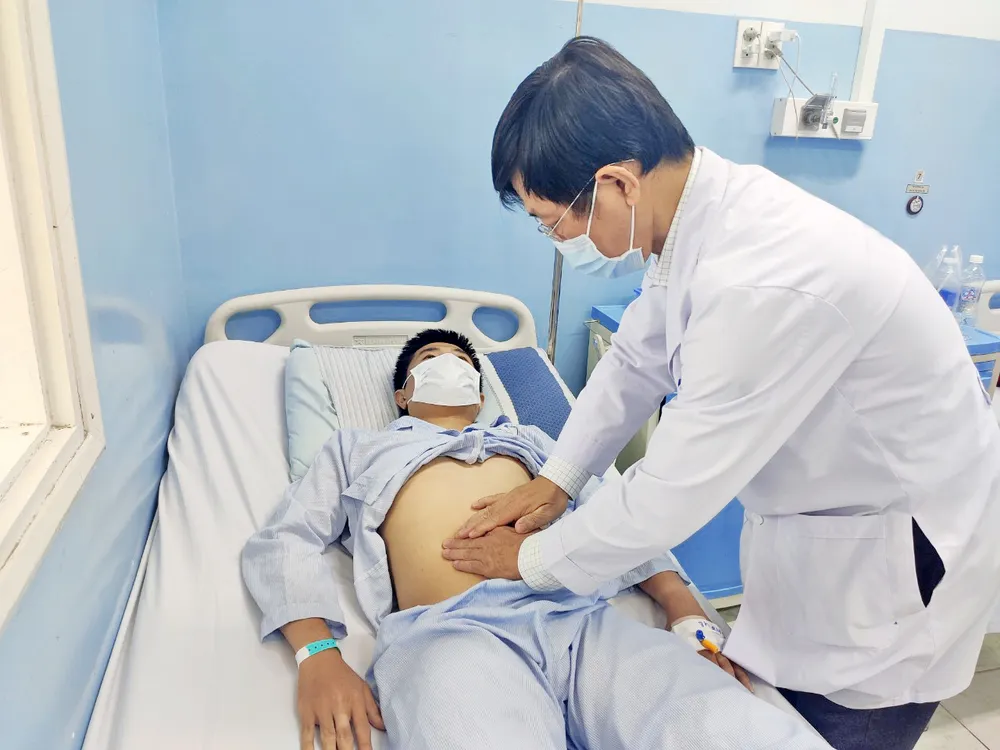 Bác sĩ đang thăm khám cho bệnh nhân