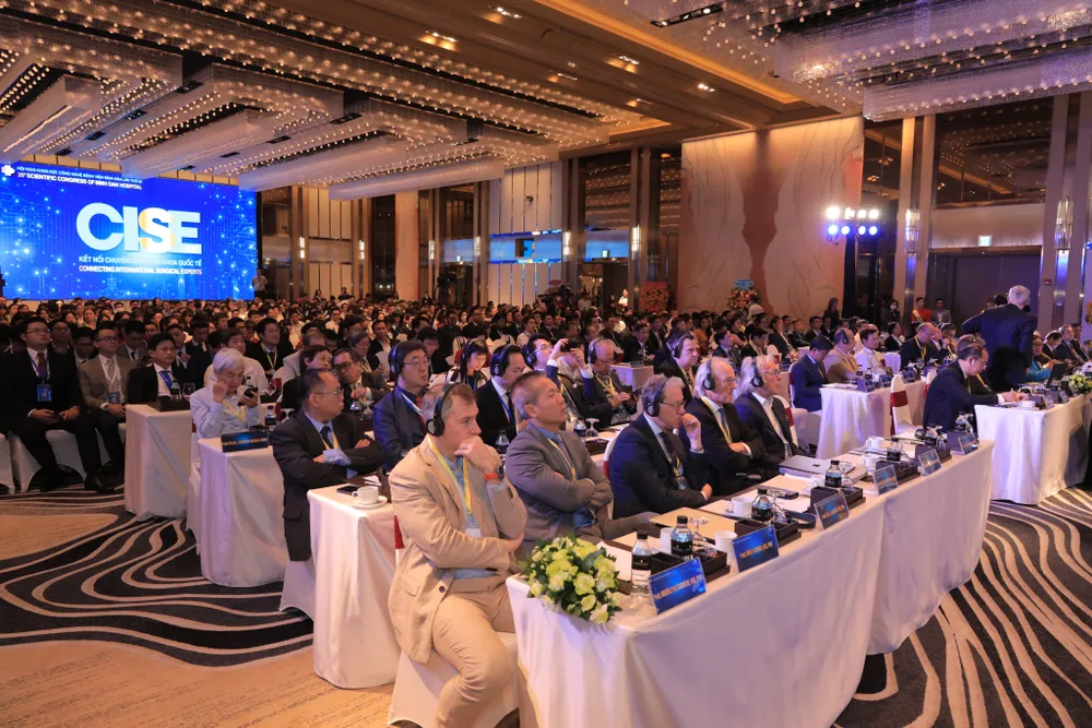 Các giáo sư đang theo dõi báo cáo tại hội nghị