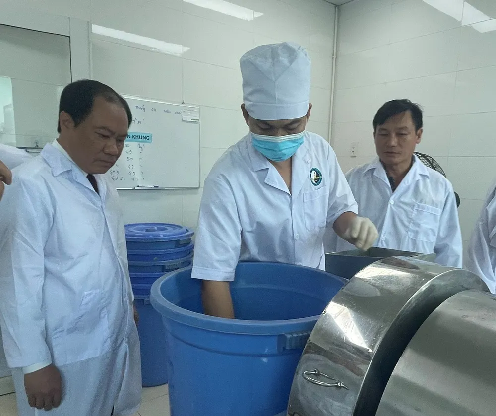 Bác sĩ Nguyễn Hoài Nam, Phó Giám đốc Sở Y tế TPHCM (bìa trái) đang kiểm tra khâu cắt nguyên liệu thuốc y học cổ truyền Bác sĩ Nguyễn Hoài Nam, Phó Giám đốc Sở Y tế TPHCM (bìa trái) đang kiểm tra khâu cắt nguyên liệu thuốc y học cổ truyền