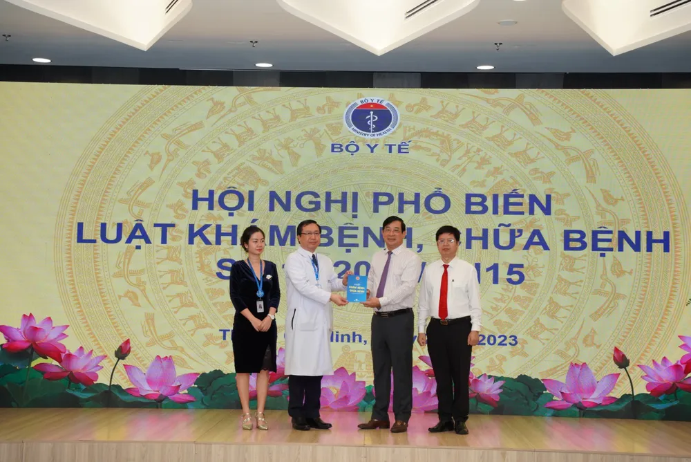 PGS-TS Lương Ngọc Khuê (thứ 2 bìa phải) tặng cuốn sách Luật Khám chữa bệnh cho lãnh đạo Bệnh viện Gia An 115