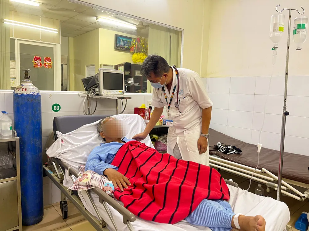 Bác sĩ đang thăm khám cho bệnh nhân bị ngộ độc methanol