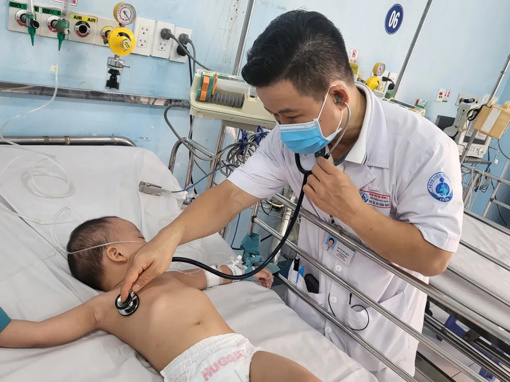 Bác sĩ Bệnh viện Nhi đồng 1 đang thăm khám cho trẻ mắc tay chân miệng nặng