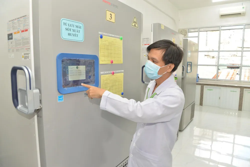 Tủ lưu mẫu sốt xuất huyết tại Ngân hàng huyết thanh. Ảnh: CAO THĂNG