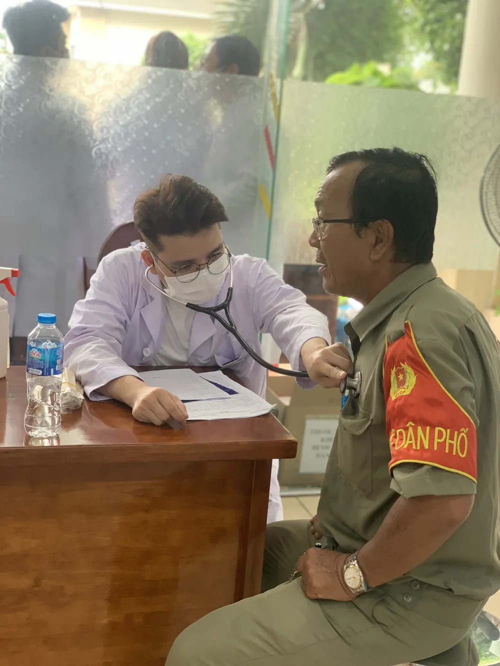 Khoảng 200 người cao tuổi và người thuộc hộ nghèo, hộ cận nghèo, người có hoàn cảnh khó khăn trên địa bàn phường Tân Thới Nhất (quận 12) được thăm khám miễn phí