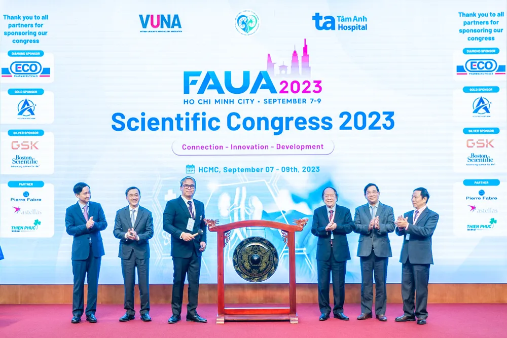 GS Samuel Vincent G. Yrastorza, Chủ tịch Liên đoàn các Hiệp hội Tiết niệu ASEAN đánh cồng khai mạc hội nghị GS Samuel Vincent G. Yrastorza, Chủ tịch Liên đoàn các Hiệp hội Tiết niệu ASEAN đánh cồng khai mạc hội nghị